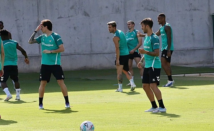 Lista de 22 convocados en el Betis para visitar al Elche con la novedad de Iker Losada Lista de 22 convocados en el Betis para visitar al Elche con la novedad de Iker Losada