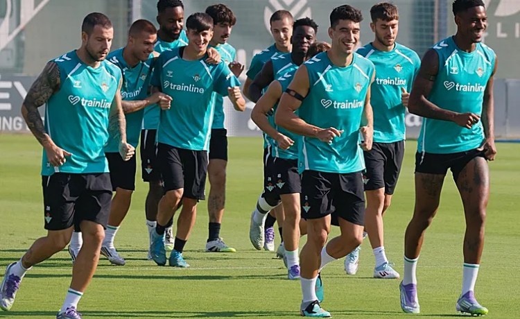 El Betis vuelve al trabajo con Marc Roca como novedad El Betis vuelve al trabajo con Marc Roca como novedad