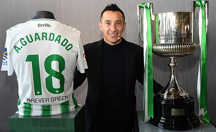 Guardado: «La Copa del Rey con el Betis es mi título más importante a nivel grupal» Guardado: «La Copa del Rey con el Betis es mi título más importante a nivel grupal»