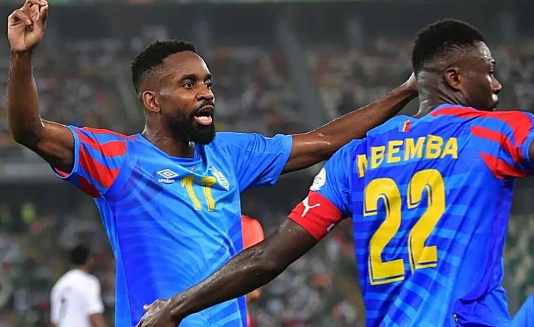El mejor Bakambu levanta la mano tras las dudas del Betis en la delantera El mejor Bakambu levanta la mano tras las dudas del Betis en la delantera