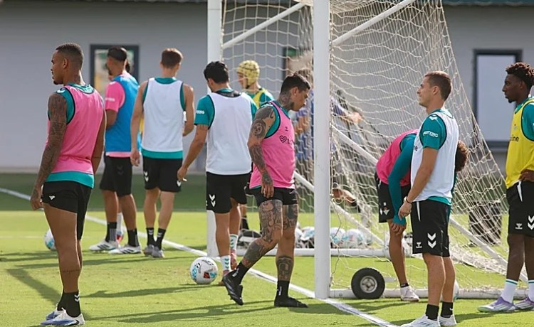 Sin destino para Chimy en los mercados abiertos; el delantero seguirá en el Betis hasta enero Sin destino para Chimy en los mercados abiertos; el delantero seguirá en el Betis hasta enero