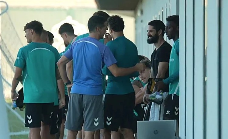 Isco, con muletas, visita a sus compañeros en la ciudad deportiva del Betis Isco, con muletas, visita a sus compañeros en la ciudad deportiva del Betis