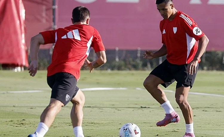 Pellegrini elogia a Alexis: «Tiene edad aún para demostrar por qué está aquí» Pellegrini elogia a Alexis: «Tiene edad aún para demostrar por qué está aquí»