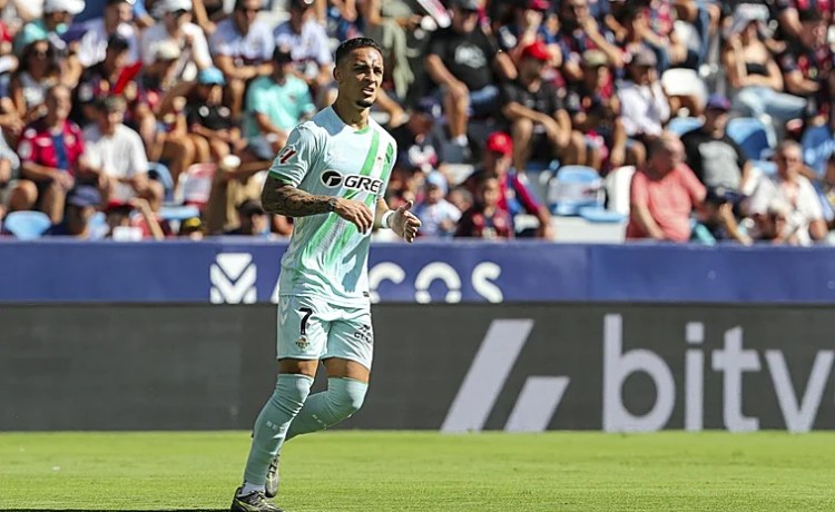 El mercado de fichajes tiene eco en el once del Betis El mercado de fichajes tiene eco en el once del Betis