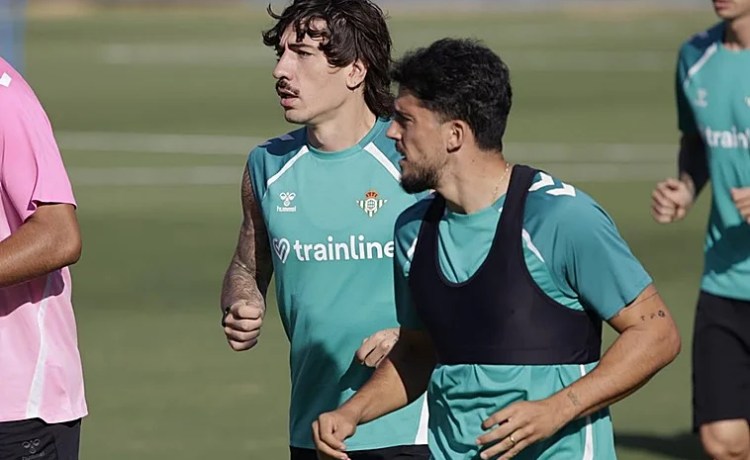 Bellerín deja atrás la fiebre y se apunta para recibir al Osasuna Bellerín deja atrás la fiebre y se apunta para recibir al Osasuna