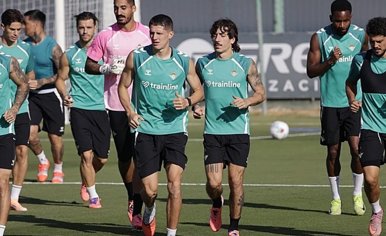 El Betis se ejercita con todos los disponibles a excepción de las cinco bajas conocidas El Betis se ejercita con todos los disponibles a excepción de las cinco bajas conocidas