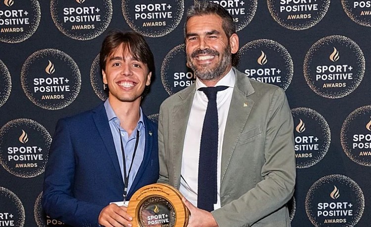 El Real Betis recibe el premio Sport+ Positive a la Mejor Campaña del Año El Real Betis recibe el premio Sport+ Positive a la Mejor Campaña del Año