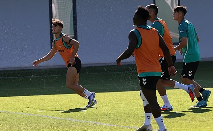 Ángel Ortiz y sus inicios en el Betis: «Yo subía las escaleras llorando» Ángel Ortiz y sus inicios en el Betis: «Yo subía las escaleras llorando»