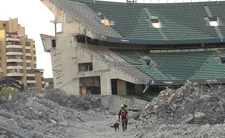 El Villamarín, escenario de entrenamiento para los Bomberos de Sevilla El Villamarín, escenario de entrenamiento para los Bomberos de Sevilla