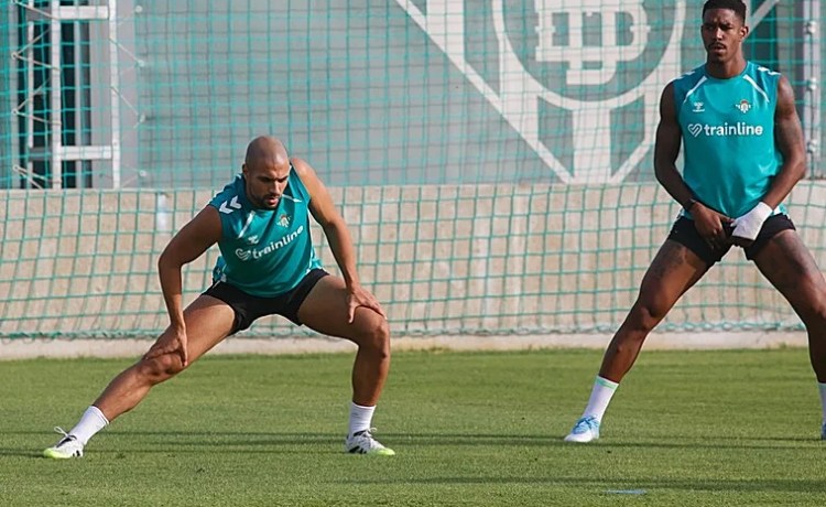 Amrabat se ejercita con normalidad en una sesión con varios canteranos Amrabat se ejercita con normalidad en una sesión con varios canteranos