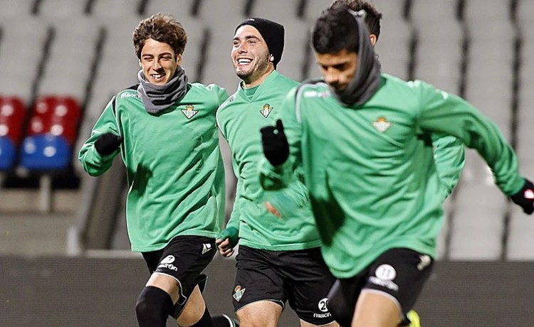 Pepelu, el canterano del Betis que debutó contra el Lyon y se quedó sin la camiseta de Miguel Lopes: «Fue algo especial» Pepelu, el canterano del Betis que debutó contra el Lyon y se quedó sin la camiseta de Miguel Lopes: «Fue algo especial»