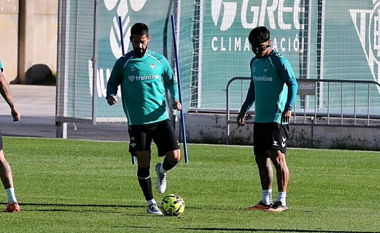 Cucho Hernández, con una máscara, vuelve a los entrenamientos con el Betis Cucho Hernández, con una máscara, vuelve a los entrenamientos con el Betis