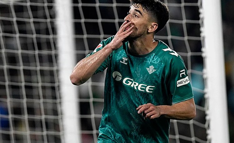 Marc Roca descubre a Pellegrini: «Sabemos que el deseo suyo es seguir aquí con nosotros muchos años» Marc Roca descubre a Pellegrini: «Sabemos que el deseo suyo es seguir aquí con nosotros muchos años»