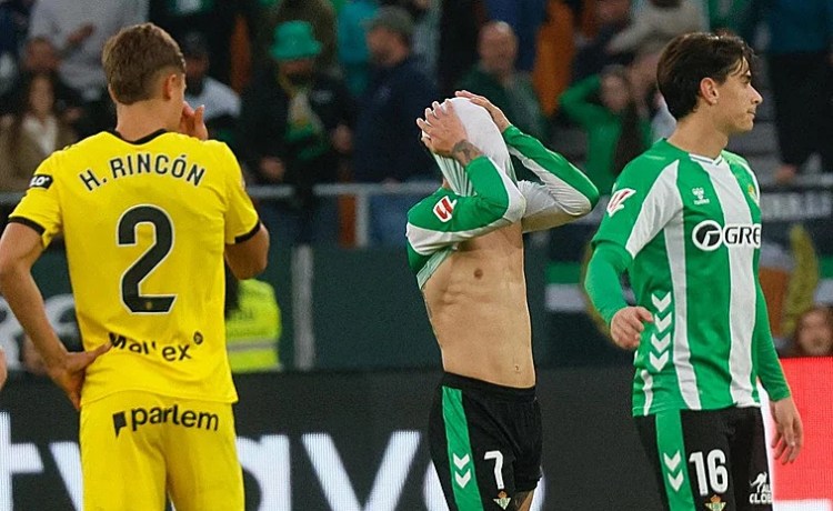 Antony ve una roja directa que lo deja fuera del derbi en el Sánchez-Pizjuán Antony ve una roja directa que lo deja fuera del derbi en el Sánchez-Pizjuán