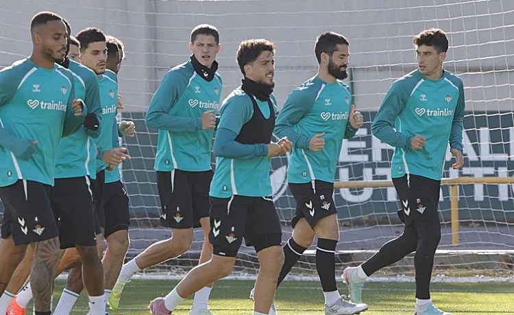 Bellerín, Lo Celso y Natan no se ejercitan con el grupo en la preparación para el Betis – Utrecht Bellerín, Lo Celso y Natan no se ejercitan con el grupo en la preparación para el Betis – Utrecht