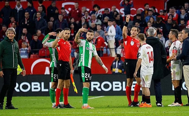 Así actuó Munuera Montero y su equipo arbitral durante el lanzamiento masivo de objetos en el derbi: «Así no podemos seguir» Así actuó Munuera Montero y su equipo arbitral durante el lanzamiento masivo de objetos en el derbi: «Así no podemos seguir»