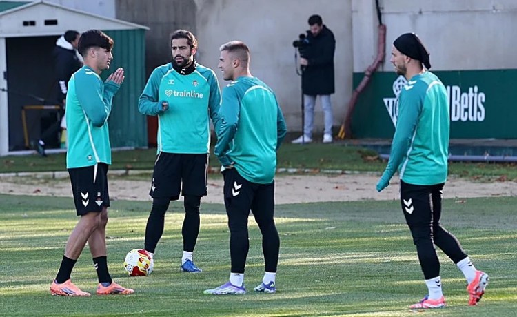 El Betis se entrena con tres novedades y dos nuevas bajas en la previa de la Copa El Betis se entrena con tres novedades y dos nuevas bajas en la previa de la Copa
