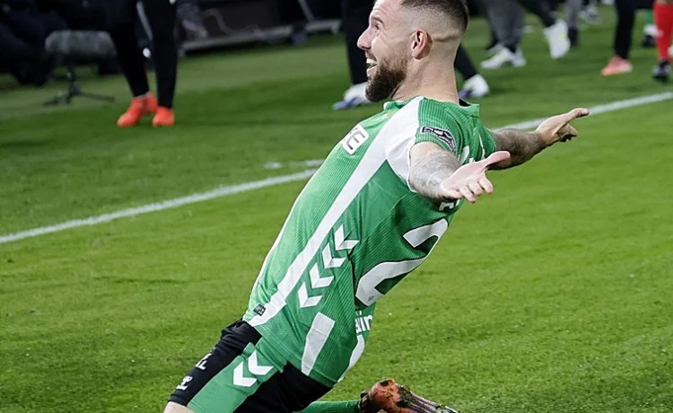 Aitor Ruibal celebra sus 10 años en el Betis: «Se lo ganó todo con tesón, cabezonería y honradez» Aitor Ruibal celebra sus 10 años en el Betis: «Se lo ganó todo con tesón, cabezonería y honradez»