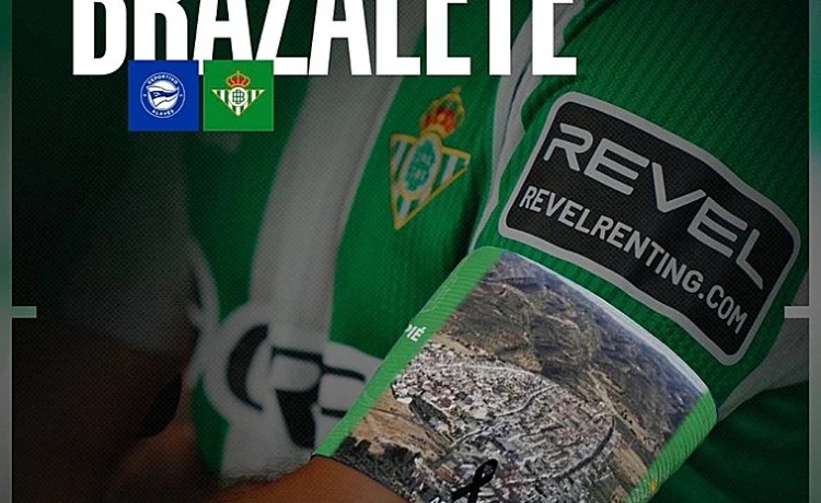 El recuerdo del Betis a Adamuz en su brazalete de capitán ante el Alavés El recuerdo del Betis a Adamuz en su brazalete de capitán ante el Alavés