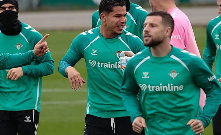 Un año del Cucho en el Betis: mucho más que goles y asistencias Un año del Cucho en el Betis: mucho más que goles y asistencias