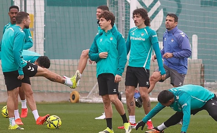 Bellerín se une al grupo en una sesión con Antony en el gimnasio Bellerín se une al grupo en una sesión con Antony en el gimnasio