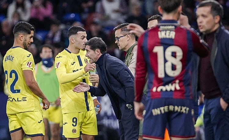 Marcelino mira de reojo al Betis: «Si suma mucho, nosotros también tenemos que hacerlo» Marcelino mira de reojo al Betis: «Si suma mucho, nosotros también tenemos que hacerlo»