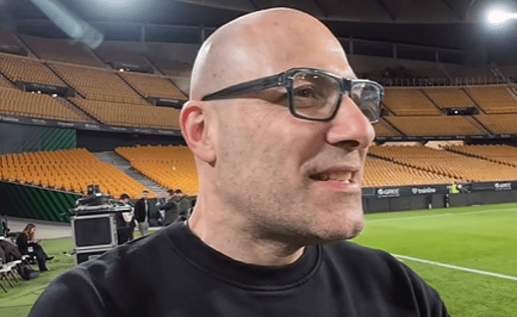 El gesto de un aficionado que «emocionó» al narrador del derbi Betis – Sevilla: «Me pareció precioso» El gesto de un aficionado que «emocionó» al narrador del derbi Betis – Sevilla: «Me pareció precioso»