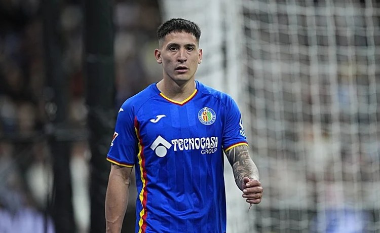 Satriano, tras la euforia del Bernabéu: «Ahora nos toca el Betis y ponemos todo nuestro foco en eso» Satriano, tras la euforia del Bernabéu: «Ahora nos toca el Betis y ponemos todo nuestro foco en eso»