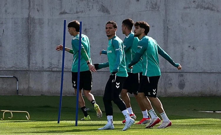 Betis: Antony vuelve a entrenarse con el grupo y Aitor hace trabajo aparte por gestión de cargas Betis: Antony vuelve a entrenarse con el grupo y Aitor hace trabajo aparte por gestión de cargas