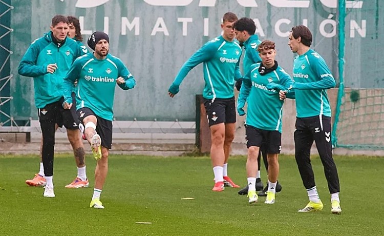 Aitor Ruibal regresa a un entrenamiento del Betis que vuelve a contar con Antony Aitor Ruibal regresa a un entrenamiento del Betis que vuelve a contar con Antony