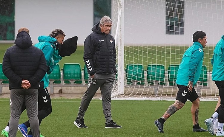 Pellegrini pasa página del derbi: «No quiere decir que el equipo vaya a tener un bajón» Pellegrini pasa página del derbi: «No quiere decir que el equipo vaya a tener un bajón»