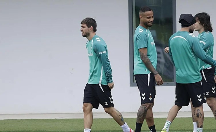 Pellegrini: «Isco y Lo Celso no van a estar para jugar jueves y domingo cuando se recuperen» Pellegrini: «Isco y Lo Celso no van a estar para jugar jueves y domingo cuando se recuperen»