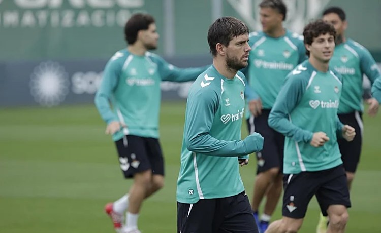 Lo Celso vuelve para realizar el calentamiento con el grupo del Betis; Amrabat, en el gimnasio Lo Celso vuelve para realizar el calentamiento con el grupo del Betis; Amrabat, en el gimnasio