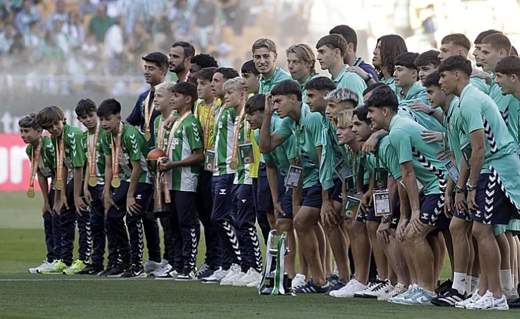 Homenaje del Betis al alevín campeón del mundo sub 12 y al División de Honor Juvenil campeón de la Copa del Rey Homenaje del Betis al alevín campeón del mundo sub 12 y al División de Honor Juvenil campeón de la Copa del Rey