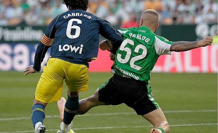 El Betis se estrella contra la madera El Betis se estrella contra la madera