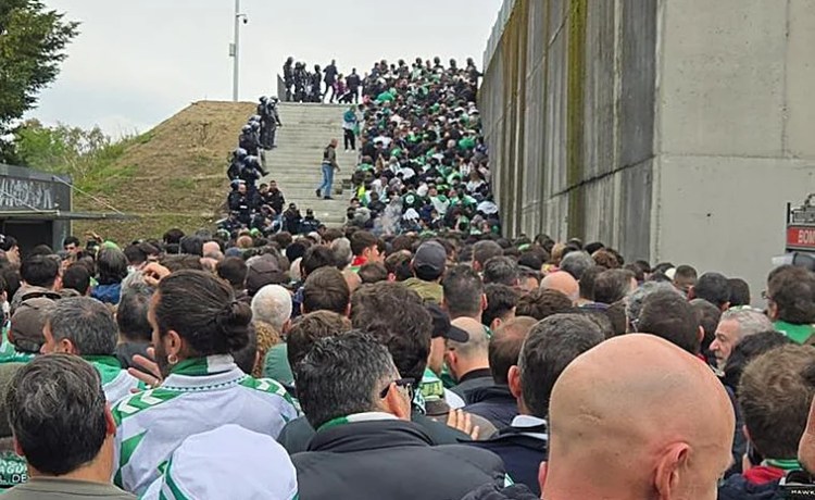 El Betis eleva una protesta ante la UEFA por el trato a sus seguidores en Braga El Betis eleva una protesta ante la UEFA por el trato a sus seguidores en Braga