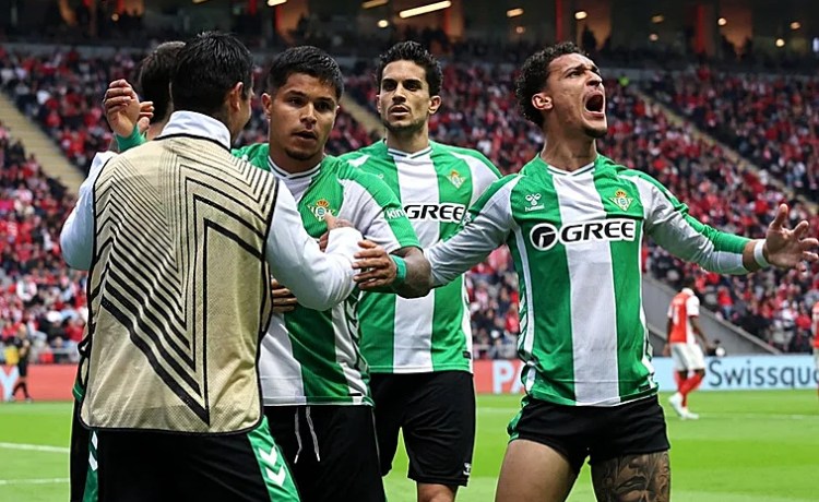 La firmeza del Cucho arregla los deberes del Betis y le tira de las orejas a Abde La firmeza del Cucho arregla los deberes del Betis y le tira de las orejas a Abde