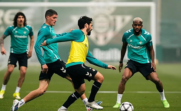 Isco acumula minutos con balón y Bakambu vuelve a entrenarse con el grupo Isco acumula minutos con balón y Bakambu vuelve a entrenarse con el grupo