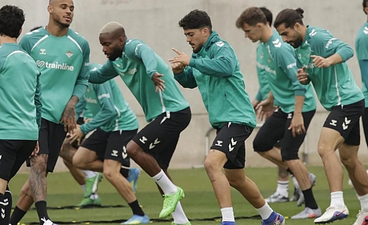 Pasillito a Bakambu en la sesión previa al Osasuna – Betis sin Junior ni Ortiz Pasillito a Bakambu en la sesión previa al Osasuna – Betis sin Junior ni Ortiz