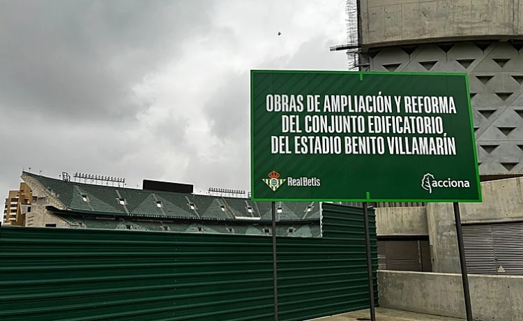 El cartel del Betis que anuncia el inicio de las obras en el estadio Benito Villamarín El cartel del Betis que anuncia el inicio de las obras en el estadio Benito Villamarín