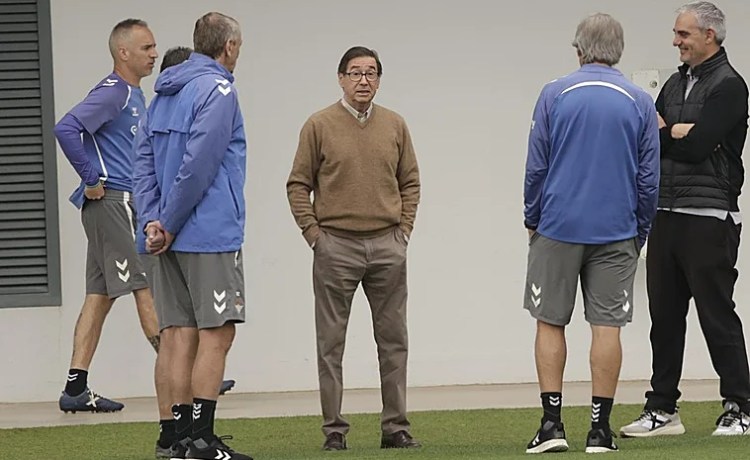 Julio Cardeñosa visita el entrenamiento del Betis antes del viaje a Pamplona Julio Cardeñosa visita el entrenamiento del Betis antes del viaje a Pamplona