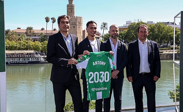 Ramón Alarcón defiende la planificación del Betis: «El plantel que tenemos es suficiente para conseguir los logros» Ramón Alarcón defiende la planificación del Betis: «El plantel que tenemos es suficiente para conseguir los logros»