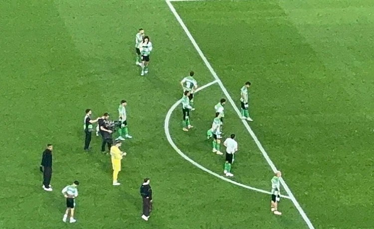 Los jugadores del Betis pidieron perdón a la afición sobre el césped tras la eliminación ante el Braga Los jugadores del Betis pidieron perdón a la afición sobre el césped tras la eliminación ante el Braga