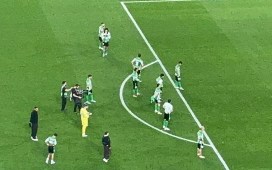 Los jugadores del Betis pidieron perdón a la afición sobre el césped tras la eliminación ante el Braga Los jugadores del Betis pidieron perdón a la afición sobre el césped tras la eliminación ante el Braga