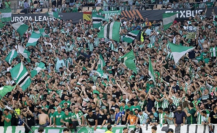 El Betis vuelve a fallar ante una afición que va de récord en récord El Betis vuelve a fallar ante una afición que va de récord en récord