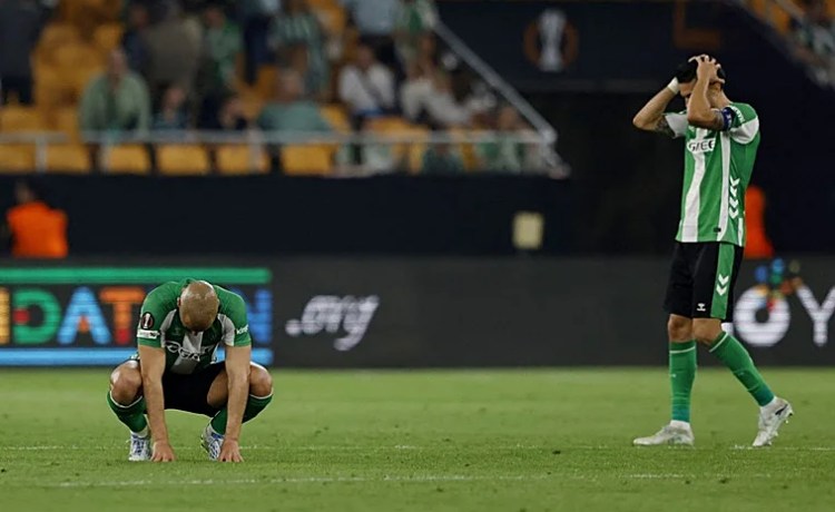 Las lágrimas de Bartra tras la eliminación ante el Braga: «Da más rabia porque lo teníamos en nuestras manos» Las lágrimas de Bartra tras la eliminación ante el Braga: «Da más rabia porque lo teníamos en nuestras manos»