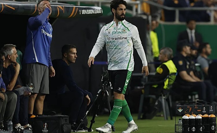 La tensión de Isco siguiendo la derrota del Betis con el Braga La tensión de Isco siguiendo la derrota del Betis con el Braga