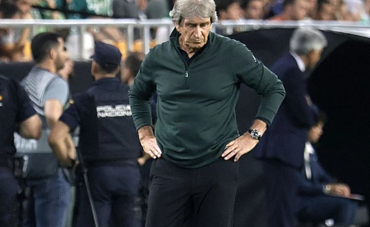 El descalabro en Europa deja en el aire el futuro de Pellegrini en el Betis El descalabro en Europa deja en el aire el futuro de Pellegrini en el Betis