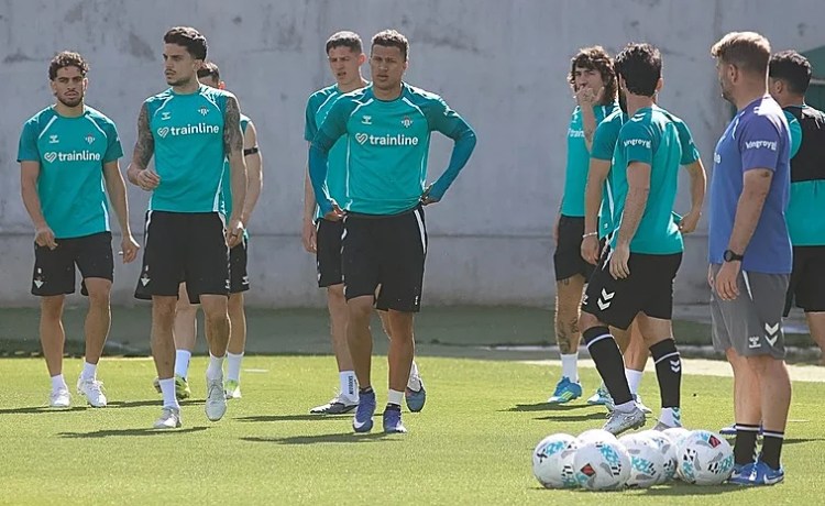 Caras serias en el último entrenamiento antes del Girona – Betis Caras serias en el último entrenamiento antes del Girona – Betis