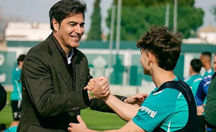 La visita de Haro y Catalán al entrenamiento del Betis para apoyar al equipo La visita de Haro y Catalán al entrenamiento del Betis para apoyar al equipo
